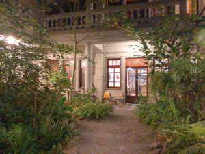 中庭を通り抜けると店がある。