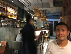 いい店を見つけて気分がいいと表情に出る。（笑）