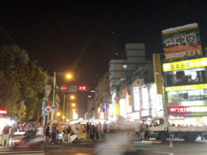 寧夏路夜市。他の観光夜市よりもややローカルな印象。