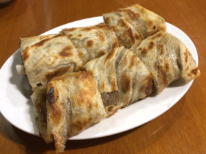 パイのような生地に包まれた牛肉料理。味つけは北京ダックのようなやや甘め。