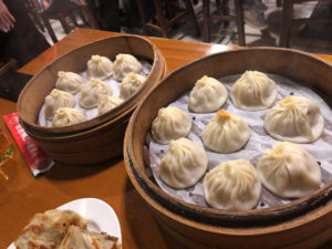 蟹味噌小籠包（右手前）とノーマル小籠包（左奥）。