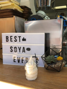 そんなお店の一つで豆乳ソフトクリームを食す。別腹ということで…。