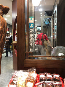 若い層を呼び込もうというのは店先のアイコンにも見てとれる。LGBTフレンドリーのアイコンがあった。