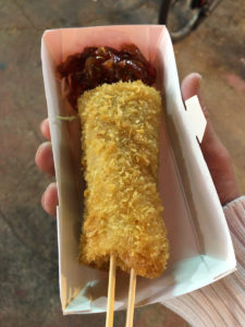 牛肉巻き。その場で揚げてくれる。スパイシーソースがおいしかった。