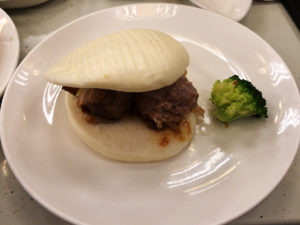 豚の角煮。蒸しパンがついてきて、このように挟んで他の具と共に食す。