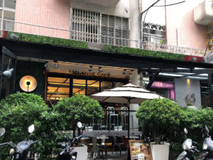 中山駅裏手にはこんな感じの店がある。