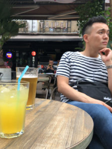 ちょっとおねえさんぽいポーズを取ってもらった。