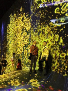 丘のようになったプロジェクションエリアで。