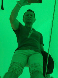 ズボンをまくりあげて。これは鏡張りのエリア。