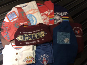 買った服。右上2つがレインボーをあしらったTシャツ。