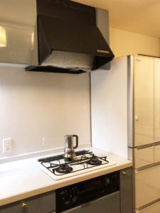 ホウロウトップのガスレンジと黒(実際は焦げ茶)のレンジフード。