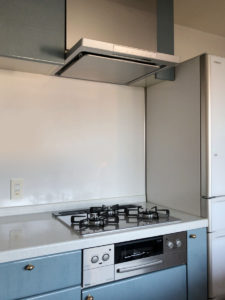 ステンレスのフードと、ステンレスの操作盤+強化ガラストップのガスレンジ。