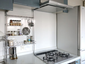 従来から横で使っていたスパイスラックを所定の位置に戻した。