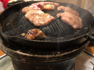 グラスフェッドラムとは言っても焼いている光景は普通のジンギスカンと変わらない。