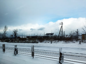 青空は少し見えるがいかにも冬景色。