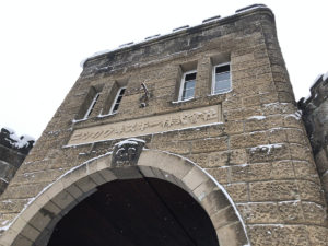 ニッカウヰスキー余市蒸溜所入口。重厚。