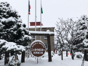 蒸溜所内の建物は種々あるが、一番「らしい」所にフォトスポットが設けられている。