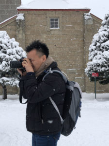 写真を撮るじょにおを撮る。