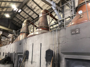 蒸留器。銅製。しめ縄がかかっているのが和洋折衷で面白い。