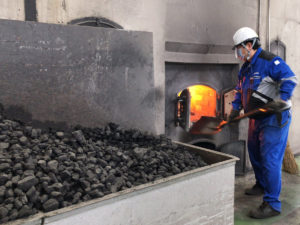 石炭をくべているところ。