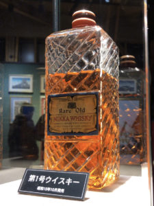 第一号ウィスキー。中身も本物だそうで、減っているのは蒸発したとか。