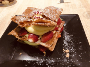 ルタオのいちごのミルフィーユ。シュークリーム4個分位のボリューム。