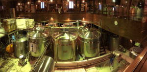 2階のガラス張りの通路から様子を眺めることができる。