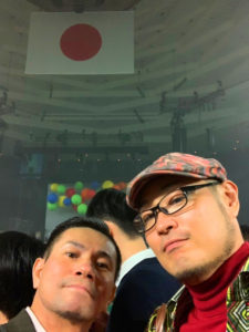 終演後、443（右）と。日章旗のかかる武道館で、こうした写真を撮ることもそうあるまい。