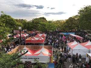 大変な人出。運営によると、イベントの来場者は過去最高の20万人に及んだという。