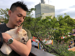 歩き終えて歩道橋から会場を見るパートナーじょにおとプットニョス。