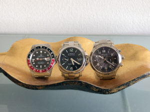 大きさの比較。中央に置いたのはじょにおのしているパネライ ルミノールマリーナ。あれ？買い換えたはずなのに時計が並んでいる？（笑）