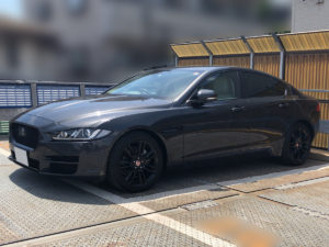 ロングノーズショートデッキを4ドアサルーンでやっているのが斜め前から見るとよく分かる。