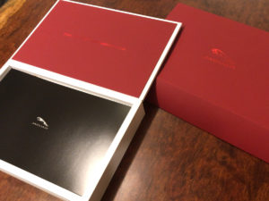 その下、1段目には各種サービスの案内冊子が2冊。