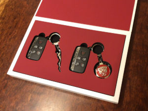 そして2段目にキー。片方にはリーピングキャット、もう片方にはエンブレムのキーリング。