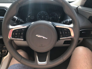 ステアリング。3本スポーク。