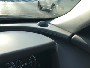 フロントツイーター。普通フラットに埋め込む車が多いが、角度をつけて設置されている。