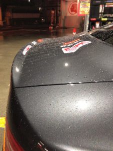 リアエンド。スポイラー状になっている。そしてトランク部はまっすぐ弧を描いて降りるのではなく、途中段階があるのに気づく。