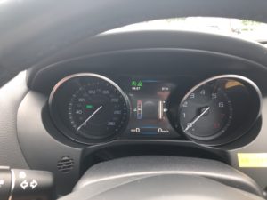 アナログメーターは簡素な印象。