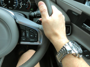 パドルスイッチは小ぶりでステアリングに近接している。