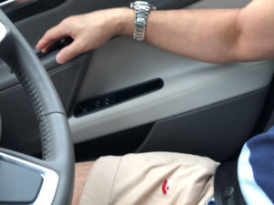 ウィンドウスイッチ操作の状態。腕が上がっているのが分かると思う。