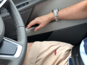 アームレストに手を置くと、シートスイッチが先にある。