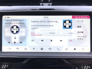 オーディオの再生画面（メインディスプレイをメディア表示にした場合）。アルバムアートワークを使ったビジュアル表示。