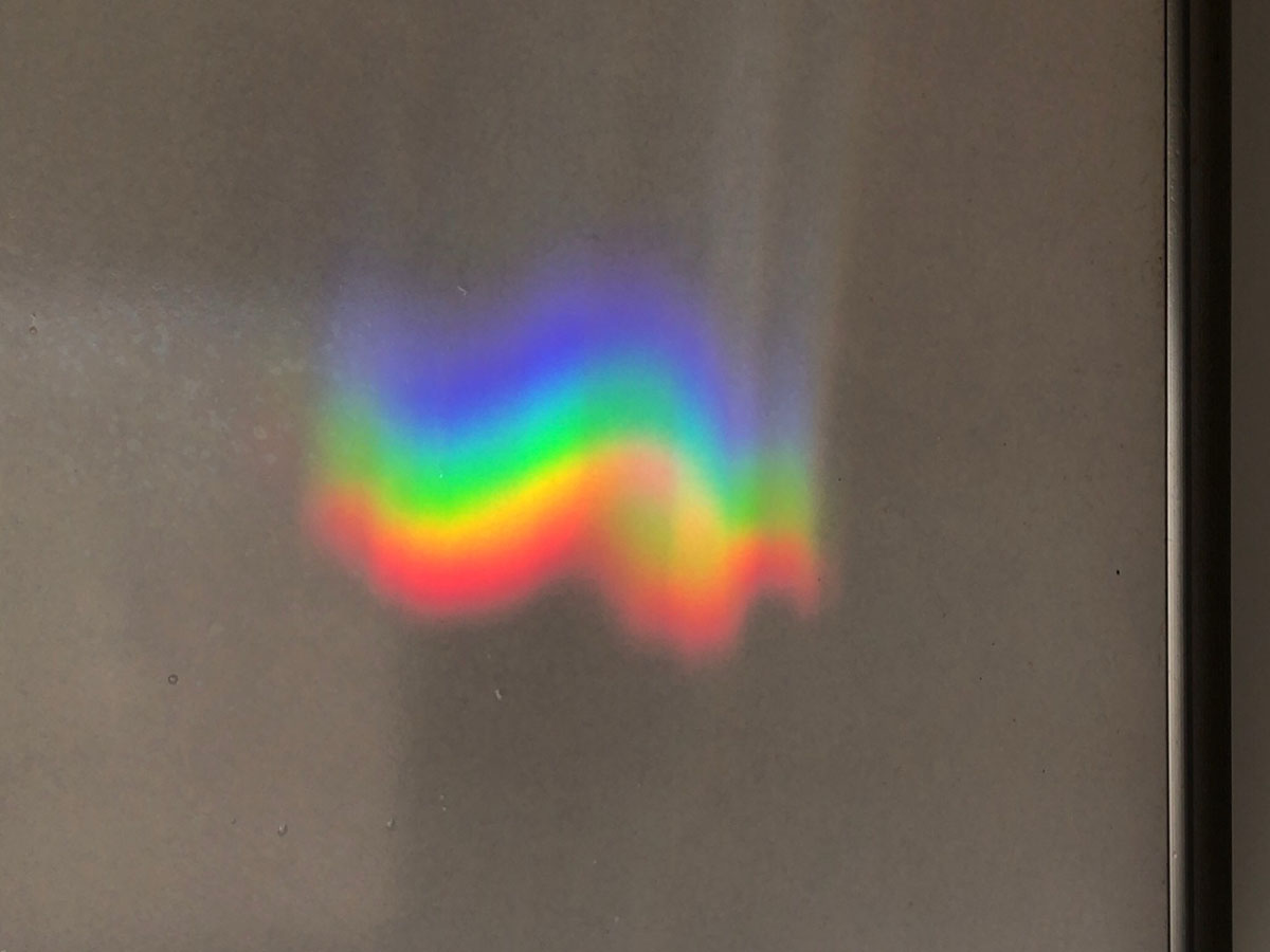 虹模様。レインボーフラッグとは上下が違う。