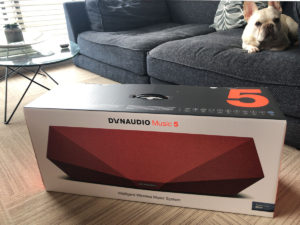 Dynaudio Music 5のパッケージ。写真がどーんと。