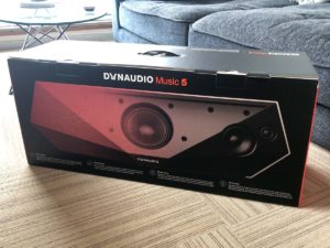 裏面にはスピーカー構成が分かる写真が。