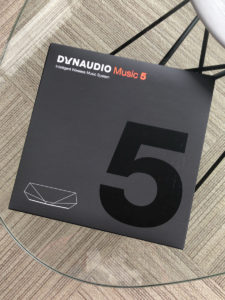 マニュアルも入っているが、中身は簡素。日本語のペラも別途入っていた。