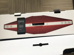 上部を開けると製品上部の写真、そしてスマホにアプリを入れろとの指示。なかなか凝っている。