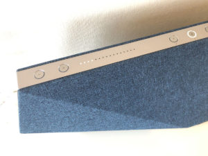 上部には操作ボタン。ボリュームと、Wi-FiやBluetoothの接続ボタン。プリセットチャンネルはアプリでラジオ局（もちろんネットラジオ）を割り当てることができる。