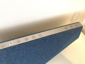 曲の送り等のボタンもあるが、あまり煩雑に多くはない。LEDの照度はアプリで5段階に調節できる。