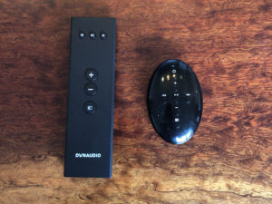 リモコン（左）もついているが、これは作りが安っぽい。右のツェッペリン用リモコンの方が気が利いている。